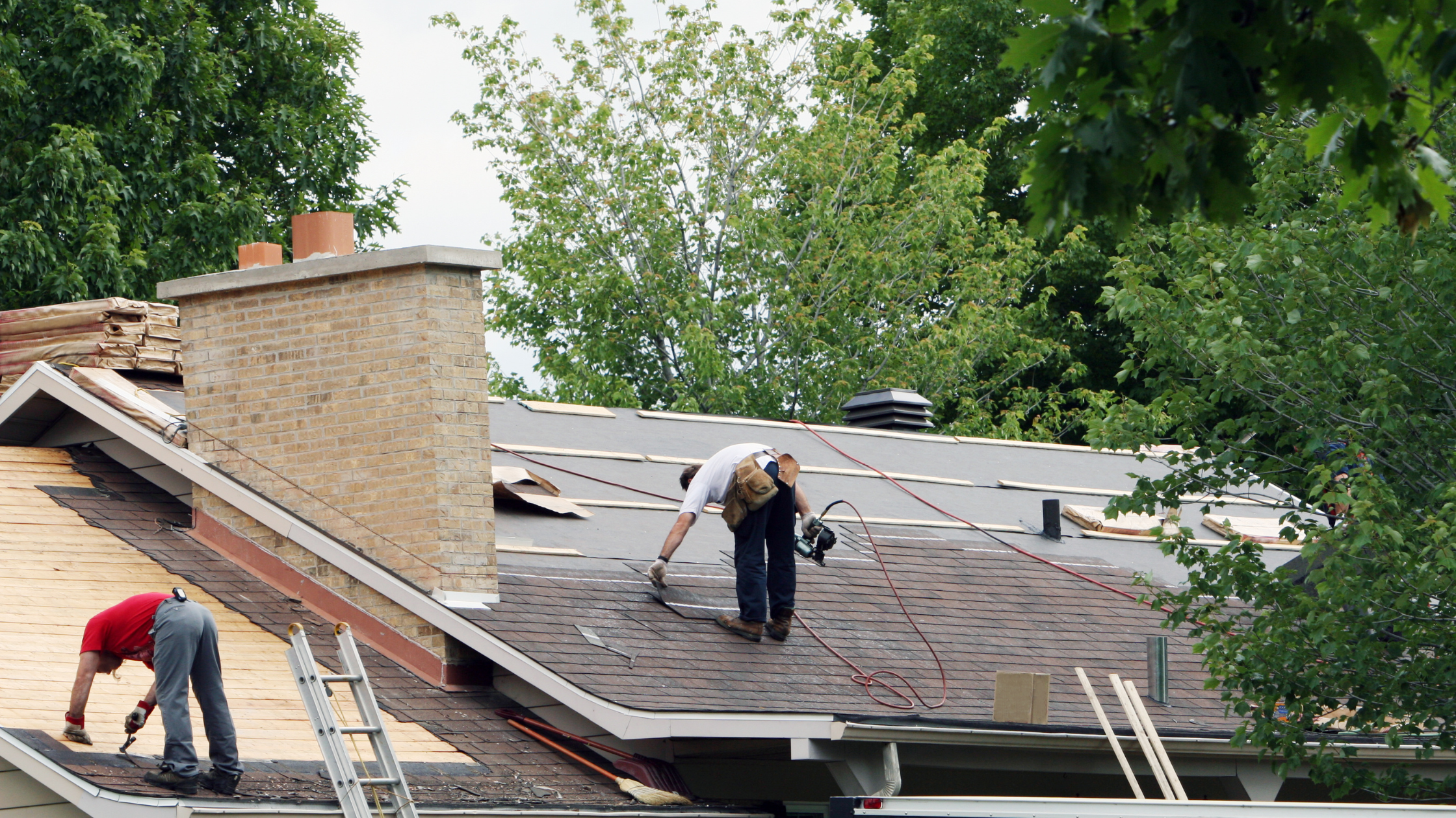Choose Between Roof Repair and Replacement